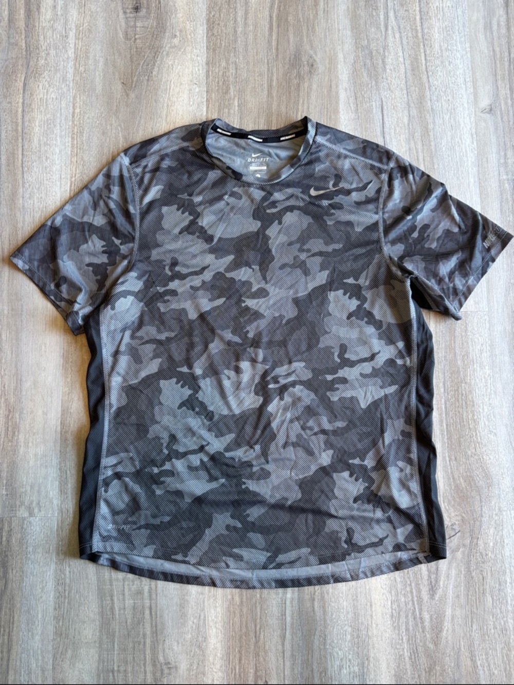 Nike Large Like New Men’s Black & Gray Camo Dri-FIT Short Sleeve Tee